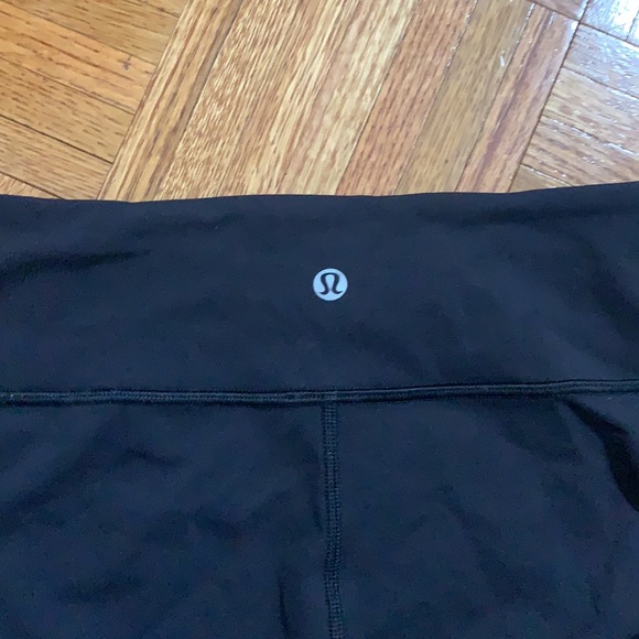 Lululemon Cropped Leggings with lace / mesh ( ‘Twisted and Train Crop’ ) Size 4 - Picture 5 of 6